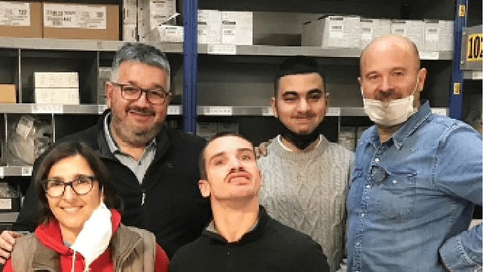 Photographie de collaborateurs ensemble dans notre établissement de Saint-Quentin en Yvelines lors du DuoDay 2021.