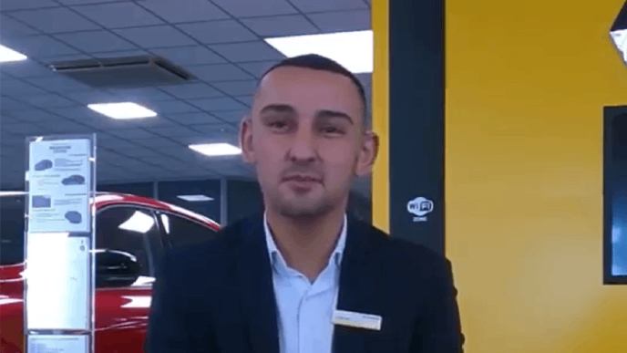 Photographie de notre collaborateur Adam témoignant dans un de nos établissements RRG.