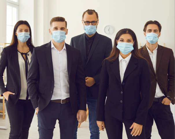 Photographie représentant des collaborateurs portant le masque durant la crise sanitaire.